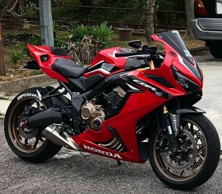 Yamaha YZF-R1 Model 2023